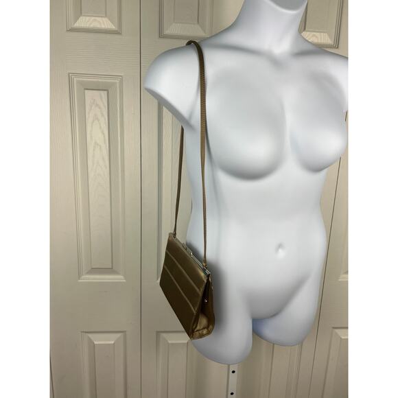 Y2K Nine West Beige Metallic Shoulder Bag Purse, Twist closure bottom spotting - Picture 9 of 10